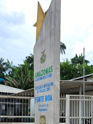 Policiais civis da 55ª Delegacia Interativa de Polícia (DIP) de Fonte Boa (a 678 quilômetros de Manaus), em conjunto com policiais militares, prenderam na segunda-feira (17), Toni Silva da Arão, de 21 anos, conhecido como “Lobato”. Ele estava foragido da Justiça pelos crimes de furto qualificado e associação criminosa, cometidos em 2022. A prisão foi realizada no bairro Belarmino Lins, no município.