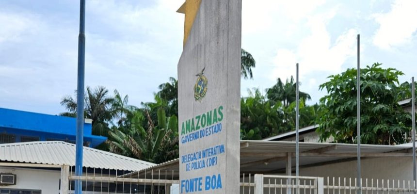 Policiais civis da 55ª Delegacia Interativa de Polícia (DIP) de Fonte Boa (a 678 quilômetros de Manaus), em conjunto com policiais militares, prenderam na segunda-feira (17), Toni Silva da Arão, de 21 anos, conhecido como “Lobato”. Ele estava foragido da Justiça pelos crimes de furto qualificado e associação criminosa, cometidos em 2022. A prisão foi realizada no bairro Belarmino Lins, no município.
