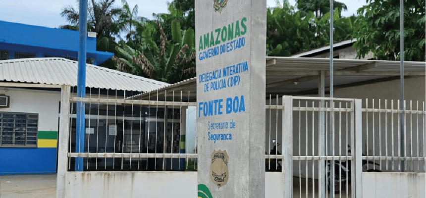 Policiais civis da 55ª Delegacia Interativa de Polícia (DIP) de Fonte Boa (a 678 quilômetros de Manaus), prenderam em flagrante, na quarta-feira (05), um homem, de 24 anos, por descumprimento de medidas protetivas contra seu avô, de 80 anos. A prisão foi realizada no bairro Átila Lins, naquele município.