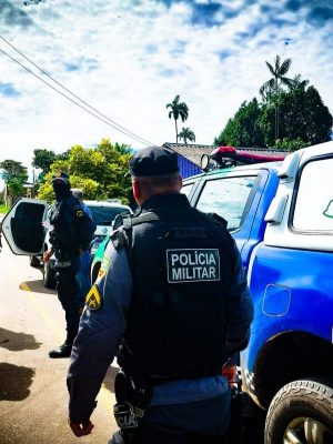 A Polícia Militar do Amazonas (PMAM), por meio do 3° Batalhão de Polícia Militar (BPM), prendeu em flagrante um homem, de 25 anos, na noite de segunda-feira (05/05), após proferir ameaças contra a avó dele, de idade não informada, com o uso de uma faca, o que caracteriza crime de violência doméstica. A prisão foi efetuada pela equipe do 5º Grupamento de Polícia Militar (5º GPM), no município de Fonte Boa (a 678 quilômetros de Manaus).